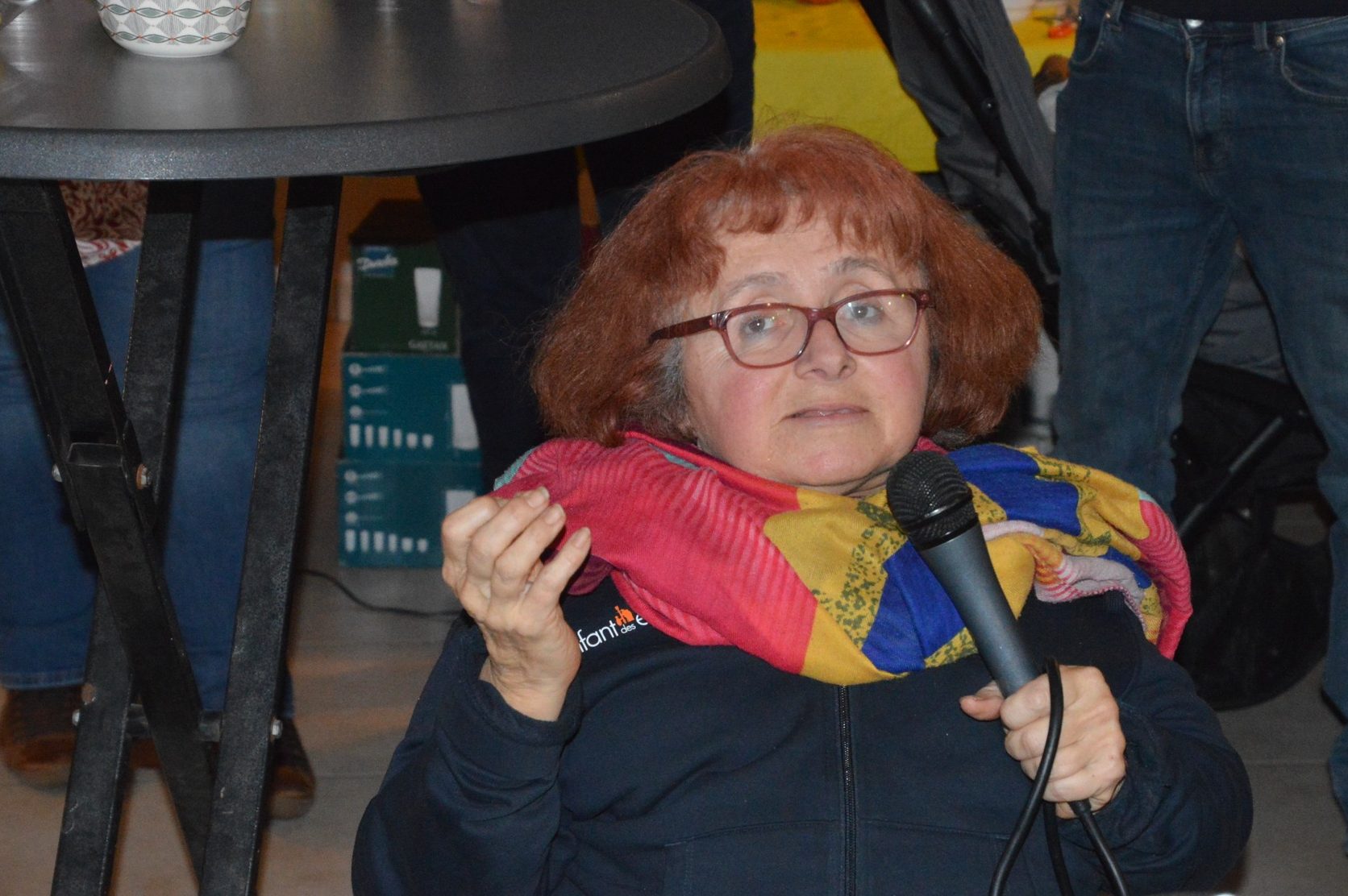 La présidente de l'AFBOI parle au micro 